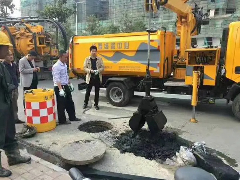 沙田镇街道：网格员化身“清道夫”，为民解忧疏通“堵心”化粪池