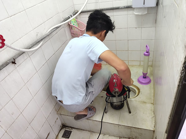 沙田镇肥皂掉到马桶里把马桶堵住了怎么办？马桶堵住了怎么办
