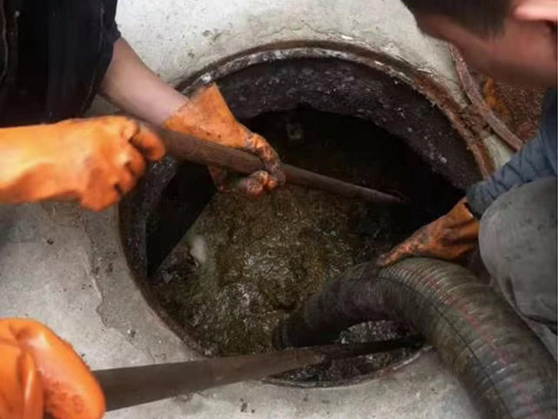 沙田镇清理化粪池时如何避免沼气的危害？